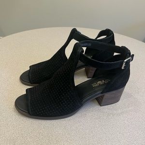 Koolaburra by Uggs black suede sandal size 9